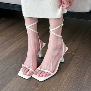 Kız Beyaz Kayış Yüksek Topuk Kadın Stiletto Sandalet Sandalet Yaz Meydanı İnce Sandles Topuklu Flip Flop 240228