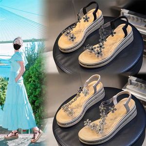Sälj Water Diamond Flat Bottom Transparenta Sandals för kvinnors utkläder Summer Sandal Women Offle Thick Soled Beach Sandles Heels 240228