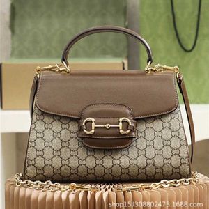 Outlet di fabbrica al 70% con borsa trapuntata con bottoni e borsa a tracolla versatile in stile western con colori a contrasto in stile western in vendita