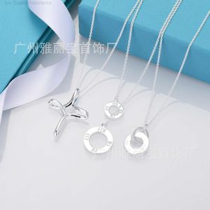 디자이너 Tiffancy Necklace High Version T Family Silver Cross 모양의 로마 디지털 목걸이 단순하고 세련된 여성 삽입 가족 목걸이