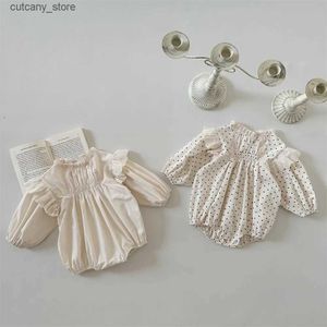 Jumpsuits Słodkie koronki Baby Baby Ruffles plisowane romper długie rękaw dla dzieci nowonarodzone body wiosna letnie niemowlę kombinezon 0-24 miesiąc L240307