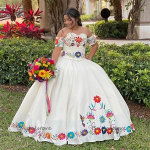 Tema messicano Abito bianco Quinceanera 2024 Ricamo principessa Fiore colorato Vestido De 15 Quinceanera 2024 Festa di compleanno debuttante Abiti da sposa Messico