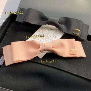 Saç klipsleri barrettes moda lüks tatlı bowknot pins barrettes kızlar kişilik mektupları aşk yay düğüm kelebek tasarımcı pembe saç kekleri