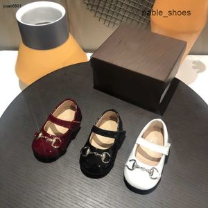 Populär designer Nyfödda glänsande patentläder Småbarnskor Baby Kids Sneakers Box Förpackning Storlek 14-19 Spädbarn Walking Shoes Nov25