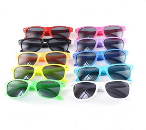 13 colori occhiali da sole per bambini forniture da spiaggia per bambini occhiali protettivi UV ragazze ragazzi ombrelloni occhiali accessori moda 2145 Q21375271