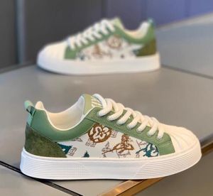 Tasarımcı Beyaz 8839 Baskılı Ayakkabılar Erkek Parti Balo Ayakkabıları Patchwork Bahar Moda İngiltere Dışarıda Konfor Çalışma Sport Leisure Sneakers Eğitmenleri