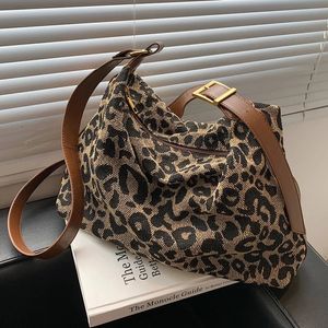 Casual Women Shoulder Bags Leopard Canvas Hobo Bag Kvinnlig stor kapacitet Messenger Soft Crossbody Handväska för 240305