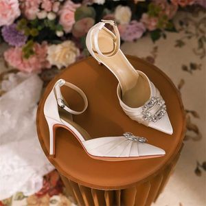 Trendy Sandles Heels High Heel Sandalen Plattform Knöchelgurt Keile Hochzeitsschuhe Bankett Wasser Diamant Vielseitig spitzer Sommer -Sandalen Flip Flop 240228