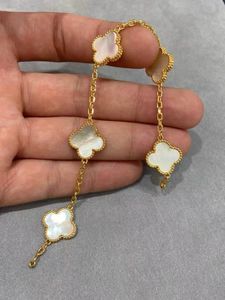 V-guldpläterad 18k gul gulddesigner armband för kvinnor med låda fem blommelarmband kvinnliga dubbelsidiga naturliga kalkedonsmycken elegant pärlemor 2024
