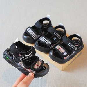 Sandals 2022 Summer Childrens Sandals LED LED Flash Shoes Girls and Boys Beach Shoes Edition Size 16-30 Childrens Shoesh240307