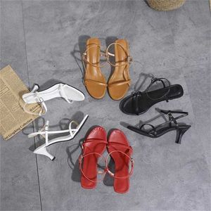 Obere Sommersandalen Womens Einfache Feste Farbe Runde Kopf Einer Linie Schnalle -Gurt dünne Absatz Sandalen 240228