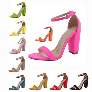 Стильные простые толстые сандалии на высоком каблуке яркие многоцветные женские туфли лодыжка лодыжка наносит летние сандальные шлепанцы каблуки 240228