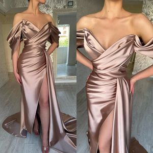 Elegantes kaffeefarbenes Satin-Abschlussballkleid, schulterfreies Abendkleid, Falten, geteilt, formell, langes Partykleid für besondere Anlässe