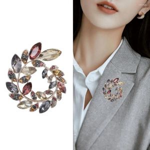 Brosches kvinnor elegant olivgren krans form brosch lysande faux kristall stift kostym lapel sjal märke för