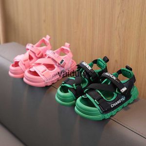 Sandaler barn Baotou Sandaler 2023 Sommar Nya pojkar Fashion Beach Shoes Girls Soft Sole Middle and Small Childrens Sports and Leisureh240307