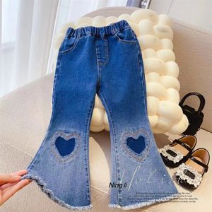 2024 Spring Girls Gradient Dżinsy Kids Love Heart Hafdery Flare Denim Spodnie Modna Dzieci Komfort Bale Kowbojki Z7010