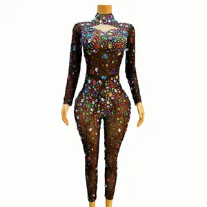 Abbigliamento da palco. Grandi strass colorati. Tuta in rete marrone. Costume da spettacolo di danza. Compleanno serale. Festeggia il vestito sexy della tuta