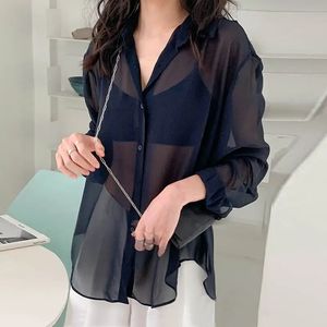 Kobiety seksowne, prześwitujące bluzkę Summer Tranżne białe koszulki długie rękawy swobodne topy Y2K Korean Maszy Button Cardigan 240307