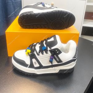 Mode casual skor män klassiska märke präglade designer kvinnor sneakers utomhus casual sportstil löpskor topp läderkvalitet löpskor