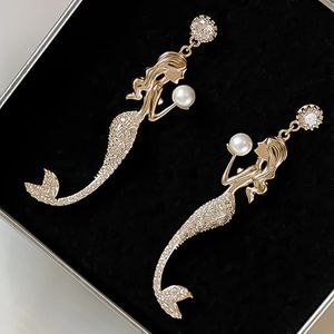 Bonito strass dos desenhos animados sereia cristal fishtail pérola eardrop brincos para mulheres orelha studs com pingente longo 240301