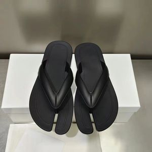 classic top quality maisons margiela Tabi Flip flops Slippers sandal Designer shoe summer woman men travel Flat heel Slipper sliders beach hotel pool sandale Slides