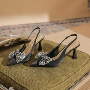 Verkaufe Sommersandalhochschürze für Frauen Neue Stil Baotou Strass Bug Back hohl schlanker Absatz Sandalen 240228