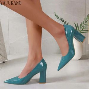 Abiti classici semplici Décolleté con tacco grosso Pelle verniciata Tacchi alti da donna Scarpe a punta sexy Scarpe eleganti da festa Scarpe da ufficio comfort nere