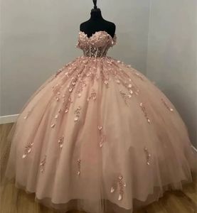 Ny design rosa 2024 prinsessan quinceanera klänning från axeln glittrande 3d blomma applikationer pärlor bollklänning söta 16 balklänningar
