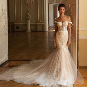 Eleganckie aplikacje koronkowe ukochana sukienka ślubna syrenka z odchylonymi krótkimi rękawami Trąbe suknie ślubne z kwiatami 3D błyszczące aplikacje