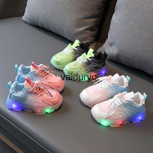 Sneakers klädskor 2023 Spring och Autumn Childrens Luminous Cartoon Leather Student Running Shoes Childrens Shoes Lampe Korean Girls Sports Shoesh240307