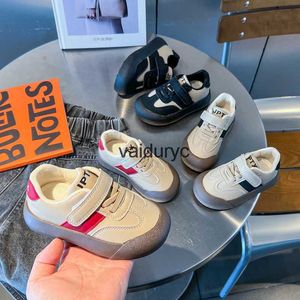 Sneakers klädskor 2024 Spring Childrens brädskor koreansk utgåva tyska träningskor män mjuka ensamma casual skor kvinnor små vita shoesh240307