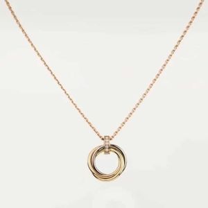 Designer Charm Carter Three Ring Necklace Style Womens Simple Diamonds Pendant med sammanlåsande färgglada guld mångsidiga ormbenkedja