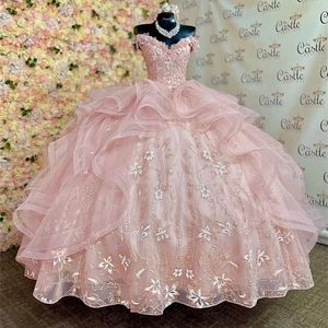 Pink Lace Light Princess Ball Quinceanera klänningar från axel D Floral Applicques Crystals Tärgrän Längd Ruffles Prom Party Dress Sweet Gown