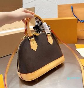 Designer Fashion Shoulder Bag Luxurys Brown Flower Women Crossbody Handbag Shell Bag with Lock tag