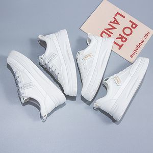 Vita skor Kvinnliga våren Nya kvinnor Summer Student Veratile Flat Lest Spring and Autumn Populära japanska och koreanska Sports Nappa Sneakers Big Size