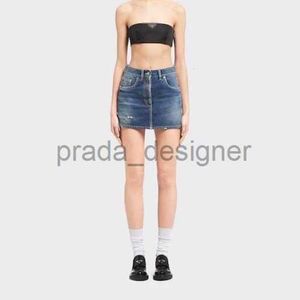 تنانير للسيدات مصممة الصيف تنانير 2024SS Spring New P Metal Triangle Decoration Denim Skirt Women's High Weist Slim Wrap Hip Short Short Emprositile