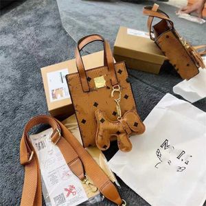 70 % Factory-Outlet-Rabatt M Family Small Network Red Cartoon Mini Bag Damen mit Anhänger Kunststoffversiegelung Geschenkbox im Angebot
