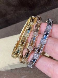 Designer Luxury 18K Gold Van Clover Armband med mousserande kristaller och diamanter Ultimate Symbol of Love and Protection En perfekt gåva för Women Girls 4ps3