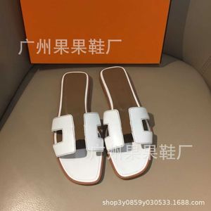 المصمم Slippers الكلاسيكية الصنادل الفاخرة العلامة التجارية Sheepske Beacslippers لصنادل العطلات الجلدية الصيفية للنساء 7510