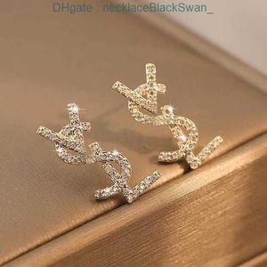 18k guldpläterad österrikisk kristallbrev örhängen för kvinnor europeiska och USA populära enkla designer bröllop brud smycken gåva02 2024 a1rp