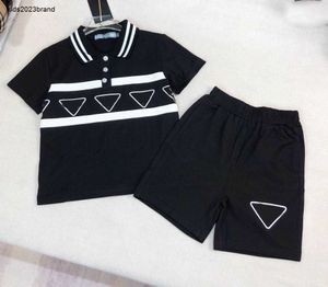 Nya babyspårsuits Lapel T-shirt Set Kids Designer Kläder STORLEK 90-150 cm Tvådelar Set Geometric Logo Polo Shirt och snörning av shorts 24mar