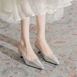 Sandálias baixa baixa feminino de verão de couro traseiro de ar livre de ar de prata altos chinelos de salto alto para mulheres 240228