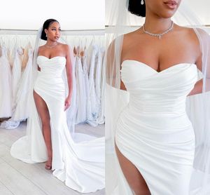 Abiti da sposa semplici a sirena taglie forti per le donne da sposa Sweetheart drappeggiato pieghe Satin Backless Court Train Abiti da sposa Abito da secondo ricevimento Realizzato su misura