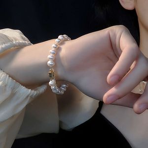 Unregelmäßiges Süßwasserperlenarmband mit schlichtem, modischem Design, Hofstil und eleganter Handwerkskunst