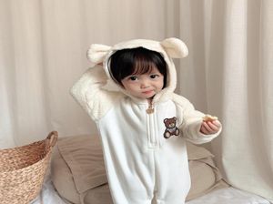 Śliczne małe chłopcy dziewczęta romper zima niemowlę polaru z kapturem Jumpsuits Noworodka dziewczyna miękka ciepłe ubrania z kreskówek 8267377