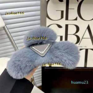 Hårklipp Barrettes huvudbonad hår tillbehör vinter fluffiga hårklipp designer kvinnor hårnål mode brev stift lyx fuzzy flickor hårklipp lady casual shark