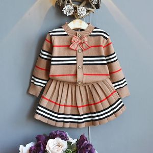 Varma barnkläder Little Girls Stick Outfits Stripes Sweater Cardigan Top Kirt Fashion Winter Bow Tie Clothes For Girl Set 240307