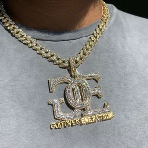 Gioielli da uomo di ghiaccio hip-hop placcati in oro 18 carati con lettera personalizzata, collana con ciondolo ghiacciato scintillante Big God Over Everything