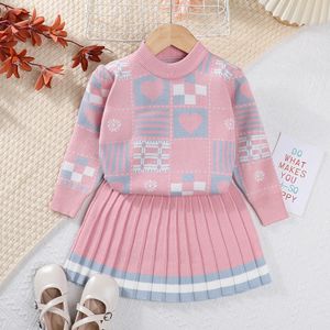 Tjejtröja set Autumnwinter Knit Set Girls Geometric Printed Knit Topstriped Pleated kjol Tvådel uppsättning 240307