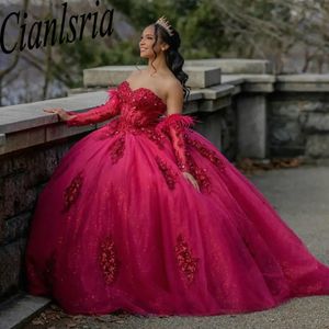 Fuşya Tüyler Söndürülebilir Kollu Quinceanera Elbiseler Beyaz Boncuk Kristal Aplikler Tatlı 15 Doğum Günü İçin Dantel Prenses